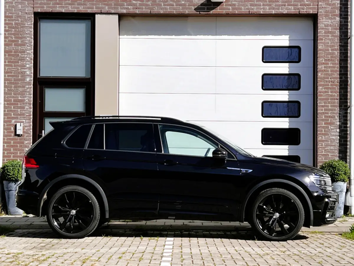 2.0 TDI 4Motion Highline Business R Black Style / Head Up / 360 Camera / Adaptief Demping / 20" Black Style Velg / Afn Trek Haak / CarPlay / Digi Dash / Afn Trekhaak / Privacy Glas / Navigat