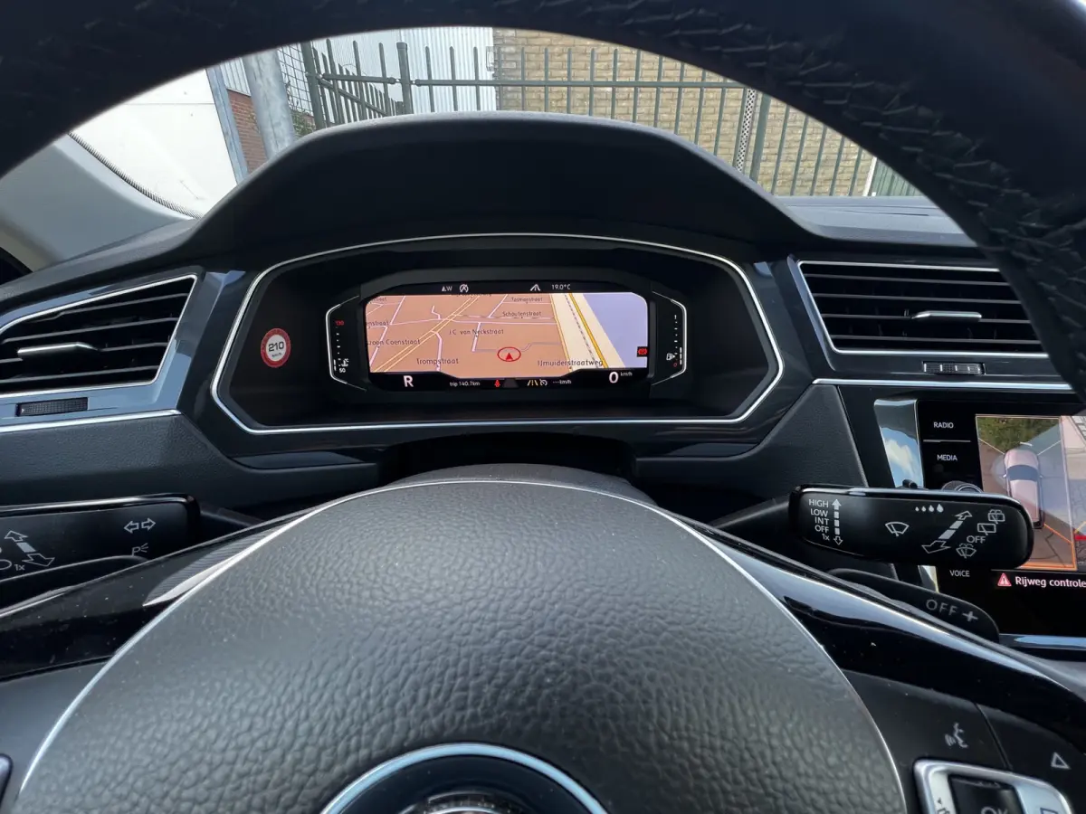 2.0 TDI 4Motion Highline Business R Black Style / Head Up / 360 Camera / Adaptief Demping / 20" Black Style Velg / Afn Trek Haak / CarPlay / Digi Dash / Afn Trekhaak / Privacy Glas / Navigat