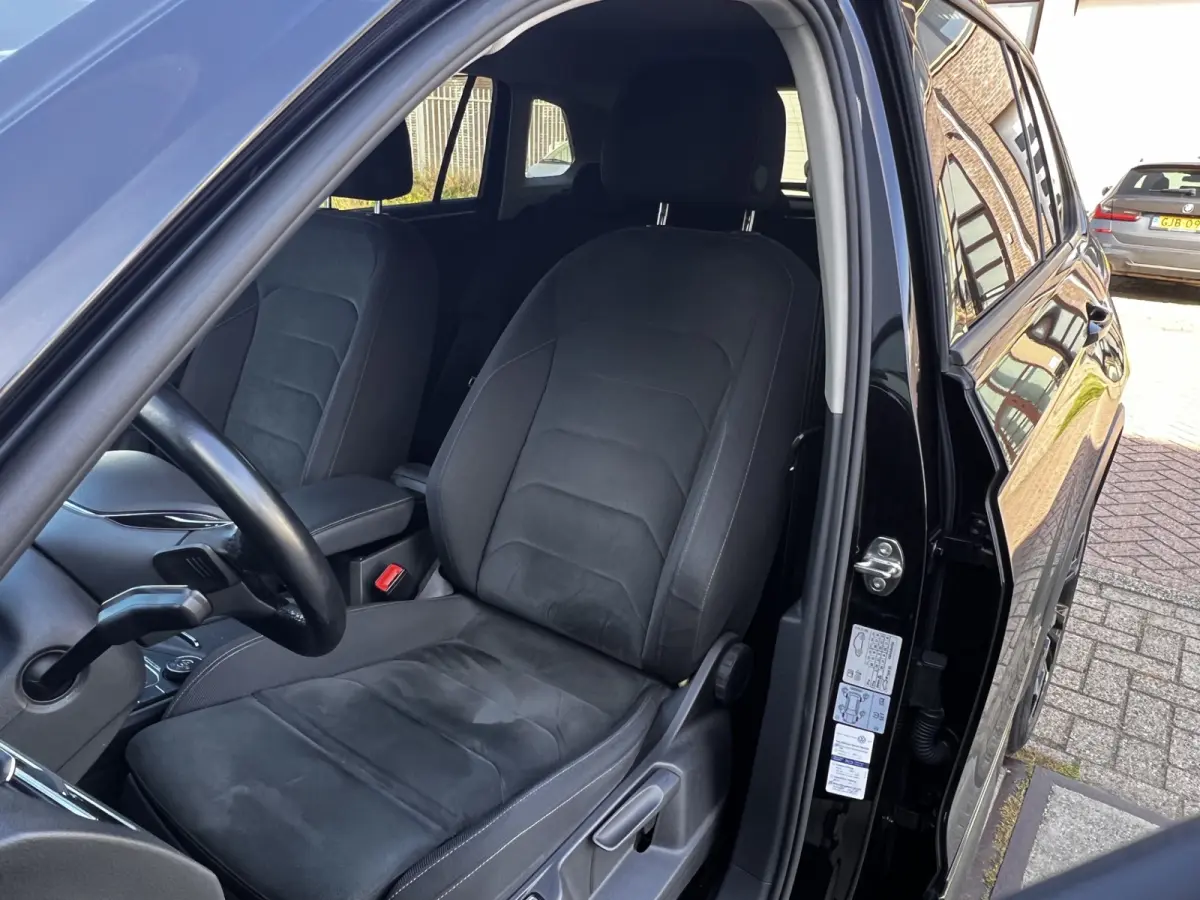 2.0 TDI 4Motion Highline Business R Black Style / Head Up / 360 Camera / Adaptief Demping / 20" Black Style Velg / Afn Trek Haak / CarPlay / Digi Dash / Afn Trekhaak / Privacy Glas / Navigat