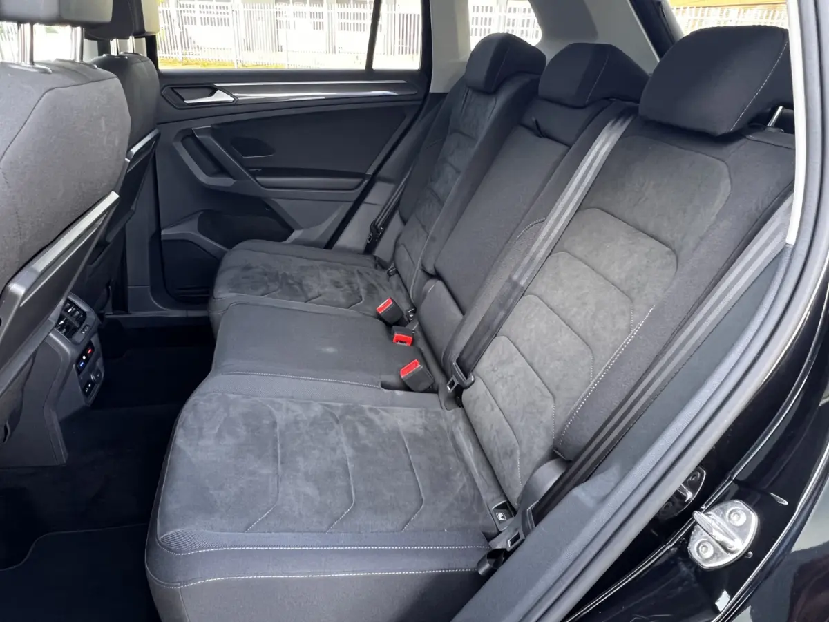 2.0 TDI 4Motion Highline Business R Black Style / Head Up / 360 Camera / Adaptief Demping / 20" Black Style Velg / Afn Trek Haak / CarPlay / Digi Dash / Afn Trekhaak / Privacy Glas / Navigat