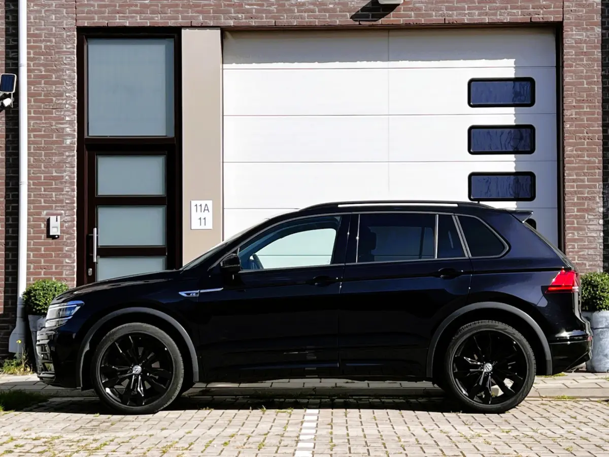 2.0 TDI 4Motion Highline Business R Black Style / Head Up / 360 Camera / Adaptief Demping / 20" Black Style Velg / Afn Trek Haak / CarPlay / Digi Dash / Afn Trekhaak / Privacy Glas / Navigat