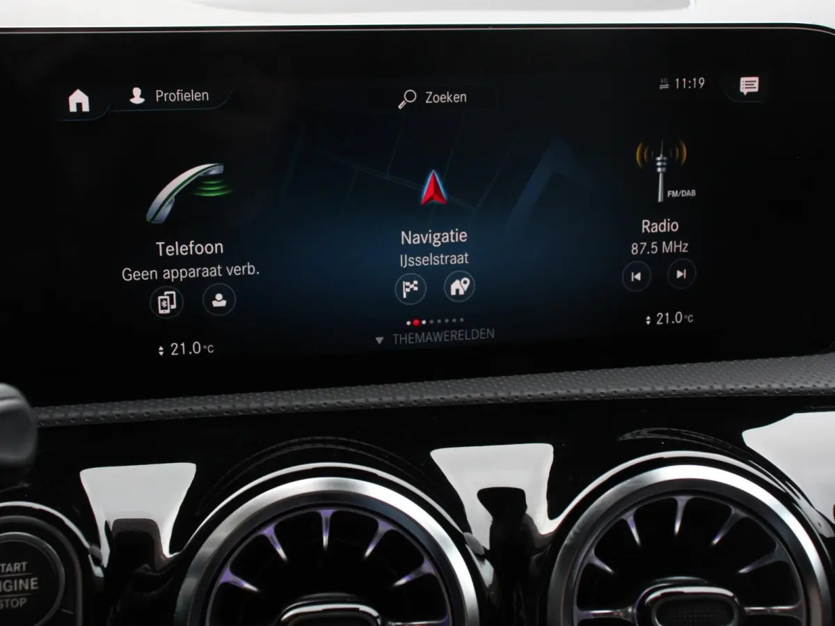 200 Progressive Premium Climate control Parkeersensoren Achteruitrij camera verwarmde voorstoelen Navigatie Cruise control Lane assist LED