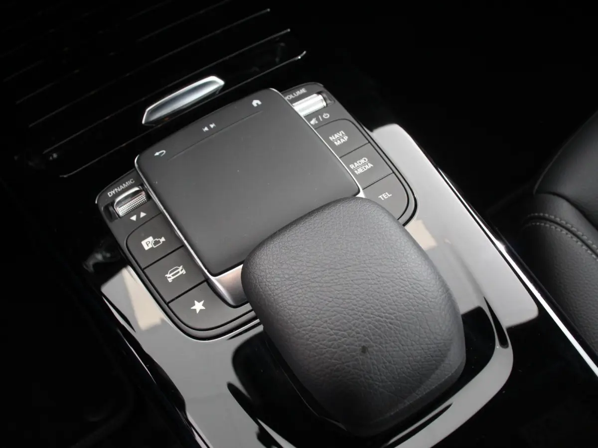 200 Progressive Premium Climate control Parkeersensoren Achteruitrij camera verwarmde voorstoelen Navigatie Cruise control Lane assist LED