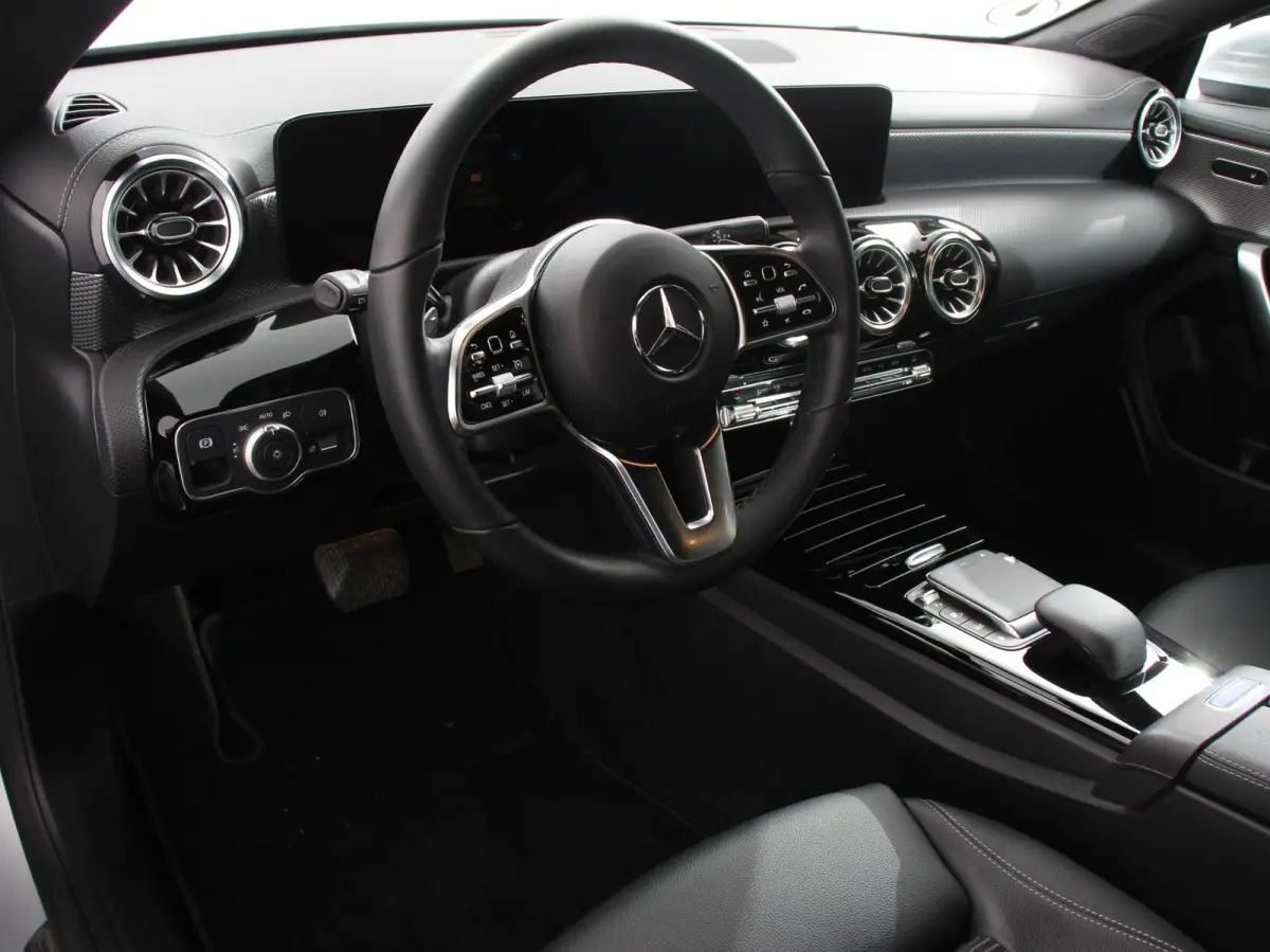 200 Progressive Premium Climate control Parkeersensoren Achteruitrij camera verwarmde voorstoelen Navigatie Cruise control Lane assist LED