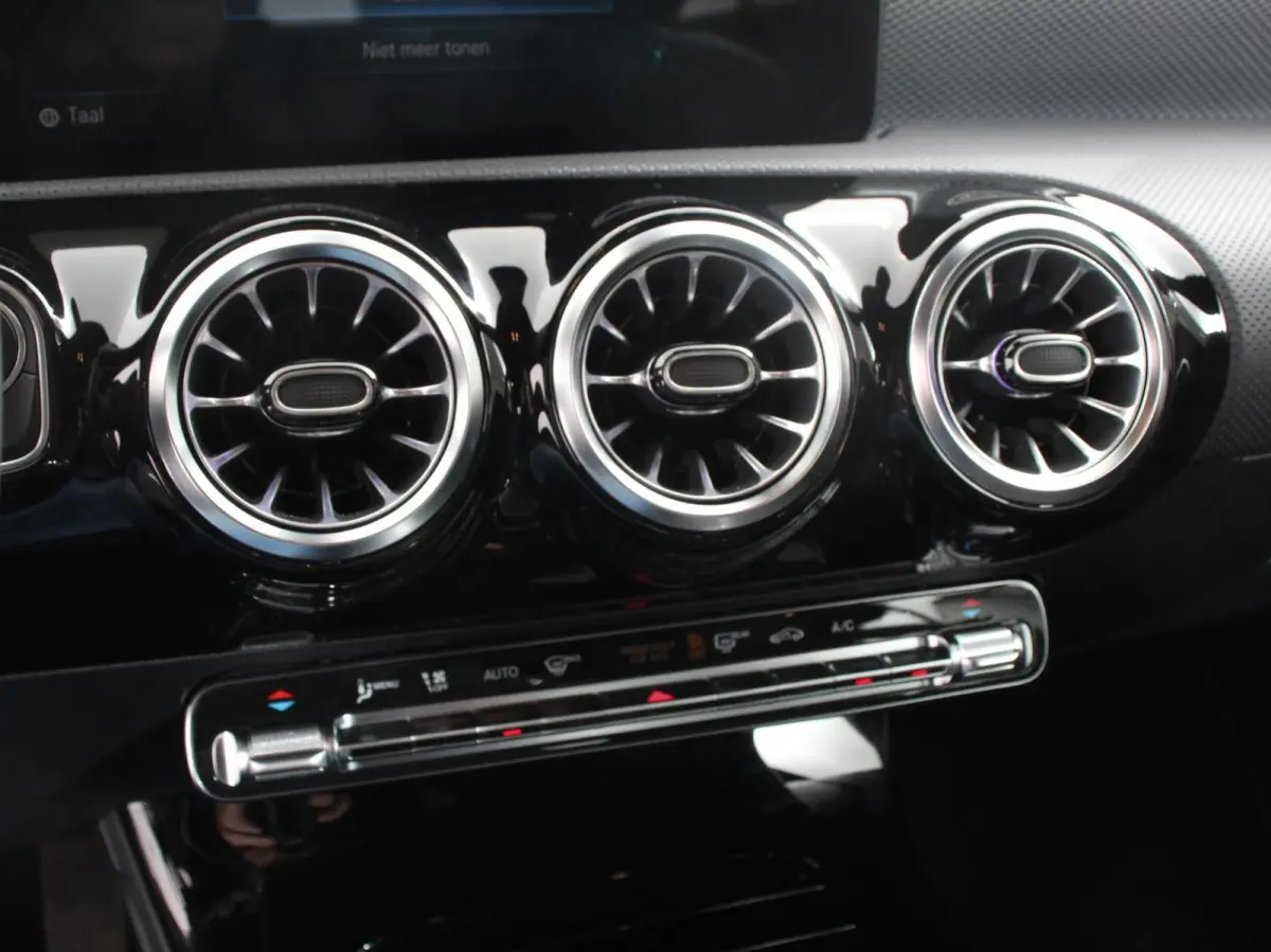 200 Progressive Premium Climate control Parkeersensoren Achteruitrij camera verwarmde voorstoelen Navigatie Cruise control Lane assist LED