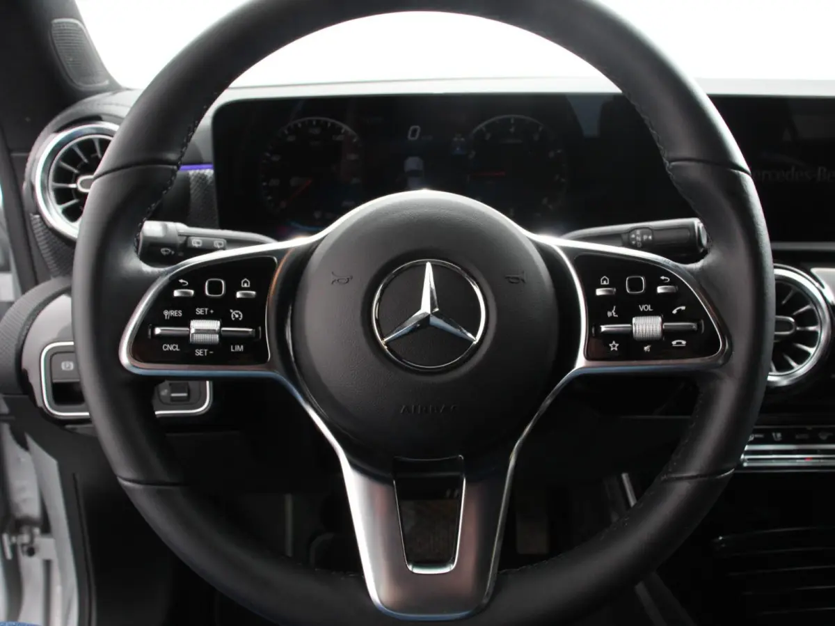 200 Progressive Premium Climate control Parkeersensoren Achteruitrij camera verwarmde voorstoelen Navigatie Cruise control Lane assist LED