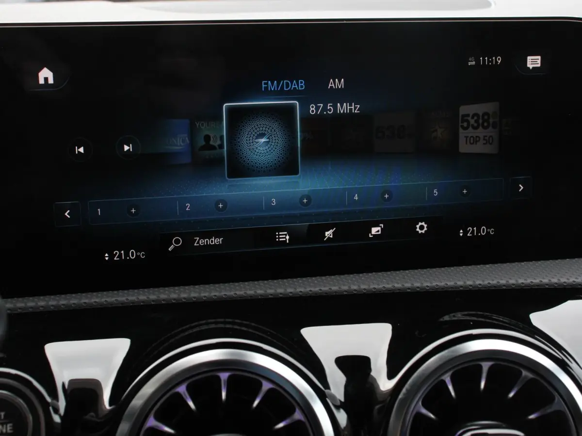 200 Progressive Premium Climate control Parkeersensoren Achteruitrij camera verwarmde voorstoelen Navigatie Cruise control Lane assist LED