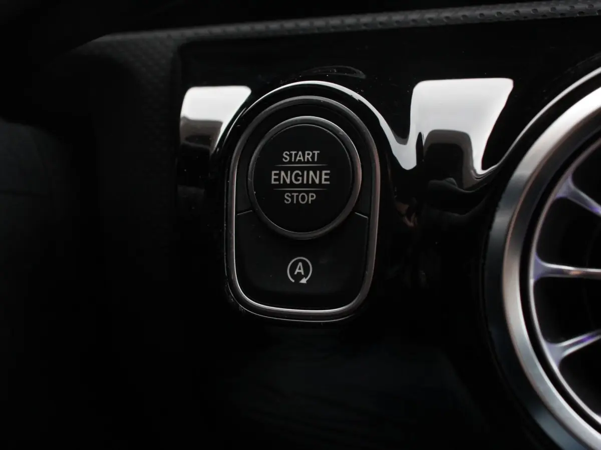 200 Progressive Premium Climate control Parkeersensoren Achteruitrij camera verwarmde voorstoelen Navigatie Cruise control Lane assist LED