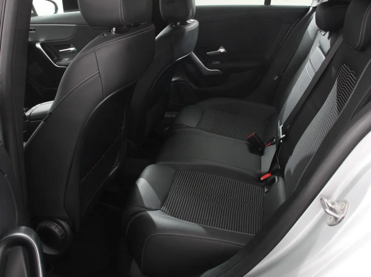 200 Progressive Premium Climate control Parkeersensoren Achteruitrij camera verwarmde voorstoelen Navigatie Cruise control Lane assist LED