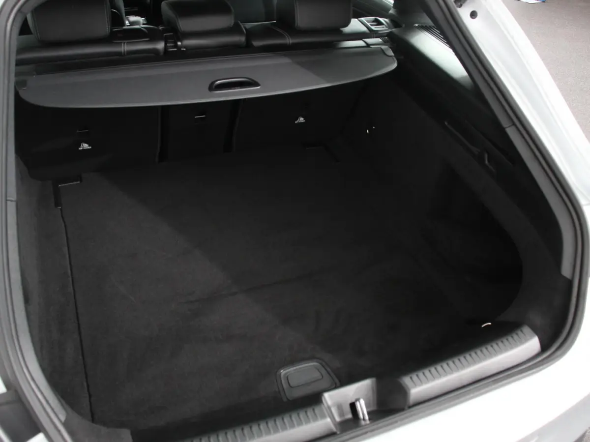200 Progressive Premium Climate control Parkeersensoren Achteruitrij camera verwarmde voorstoelen Navigatie Cruise control Lane assist LED