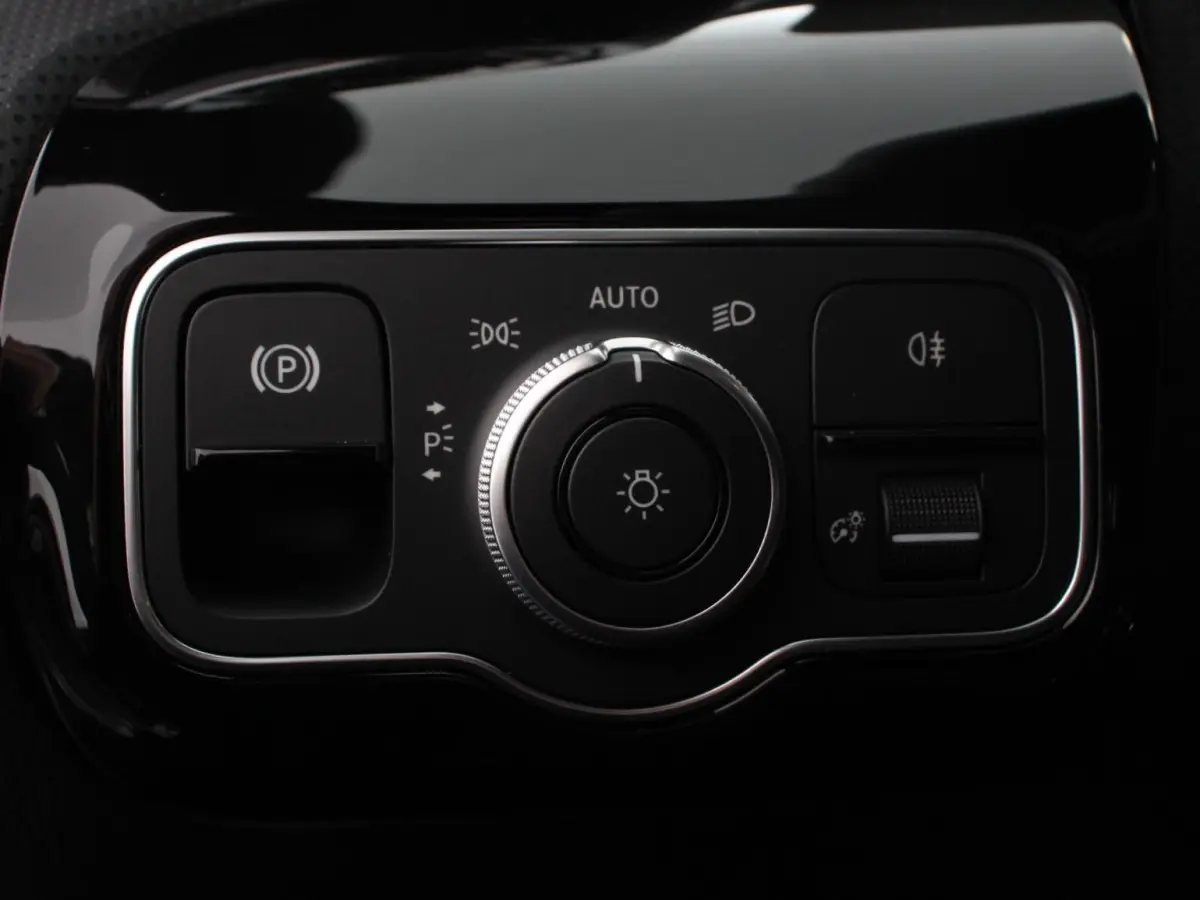 200 Progressive Premium Climate control Parkeersensoren Achteruitrij camera verwarmde voorstoelen Navigatie Cruise control Lane assist LED