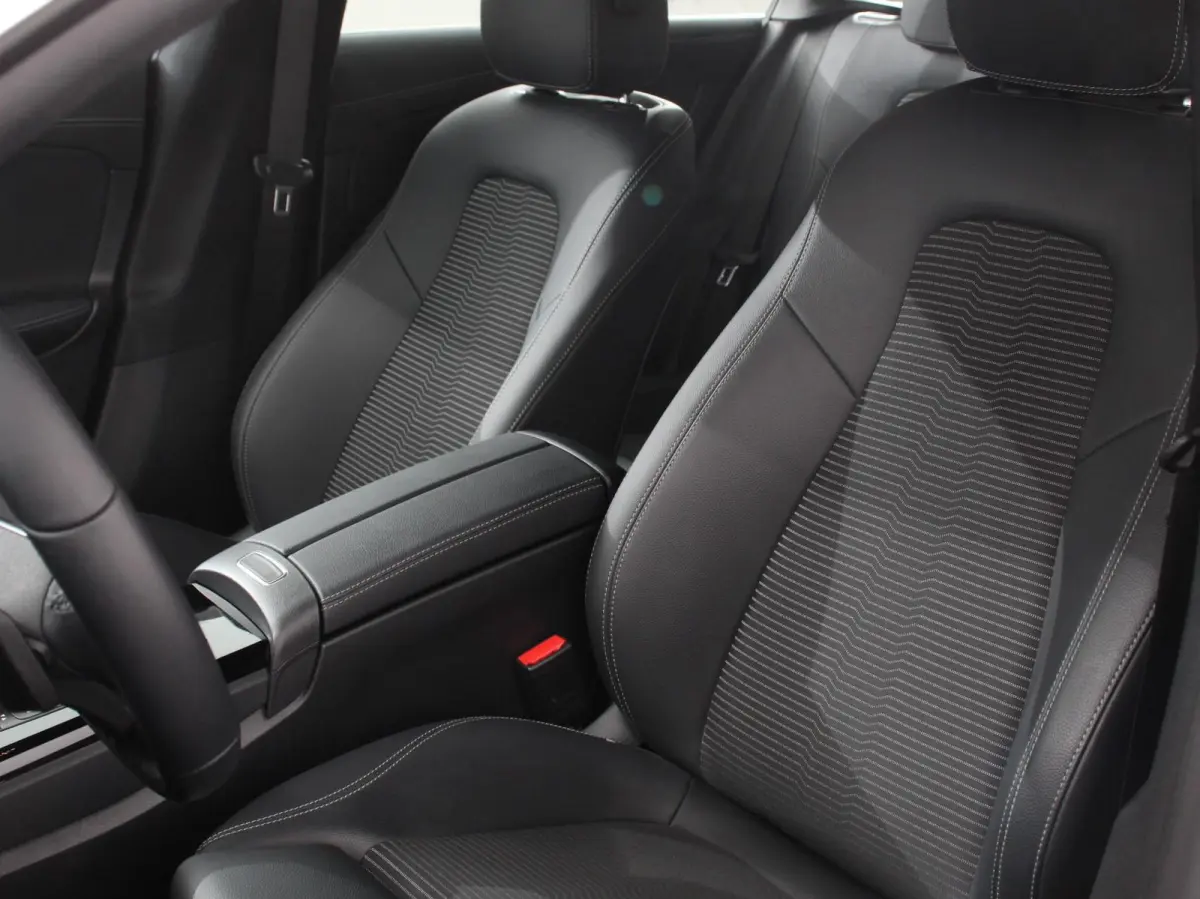 200 Progressive Premium Climate control Parkeersensoren Achteruitrij camera verwarmde voorstoelen Navigatie Cruise control Lane assist LED