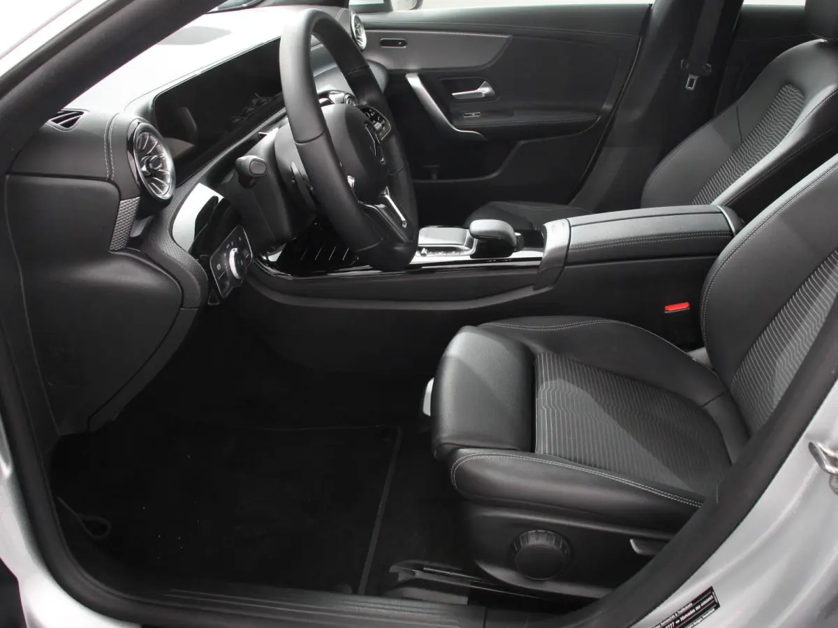 200 Progressive Premium Climate control Parkeersensoren Achteruitrij camera verwarmde voorstoelen Navigatie Cruise control Lane assist LED