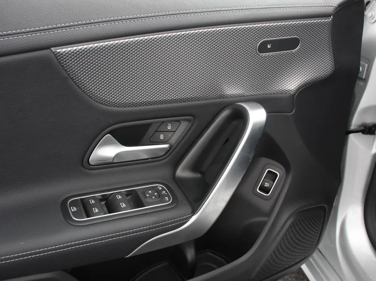 200 Progressive Premium Climate control Parkeersensoren Achteruitrij camera verwarmde voorstoelen Navigatie Cruise control Lane assist LED