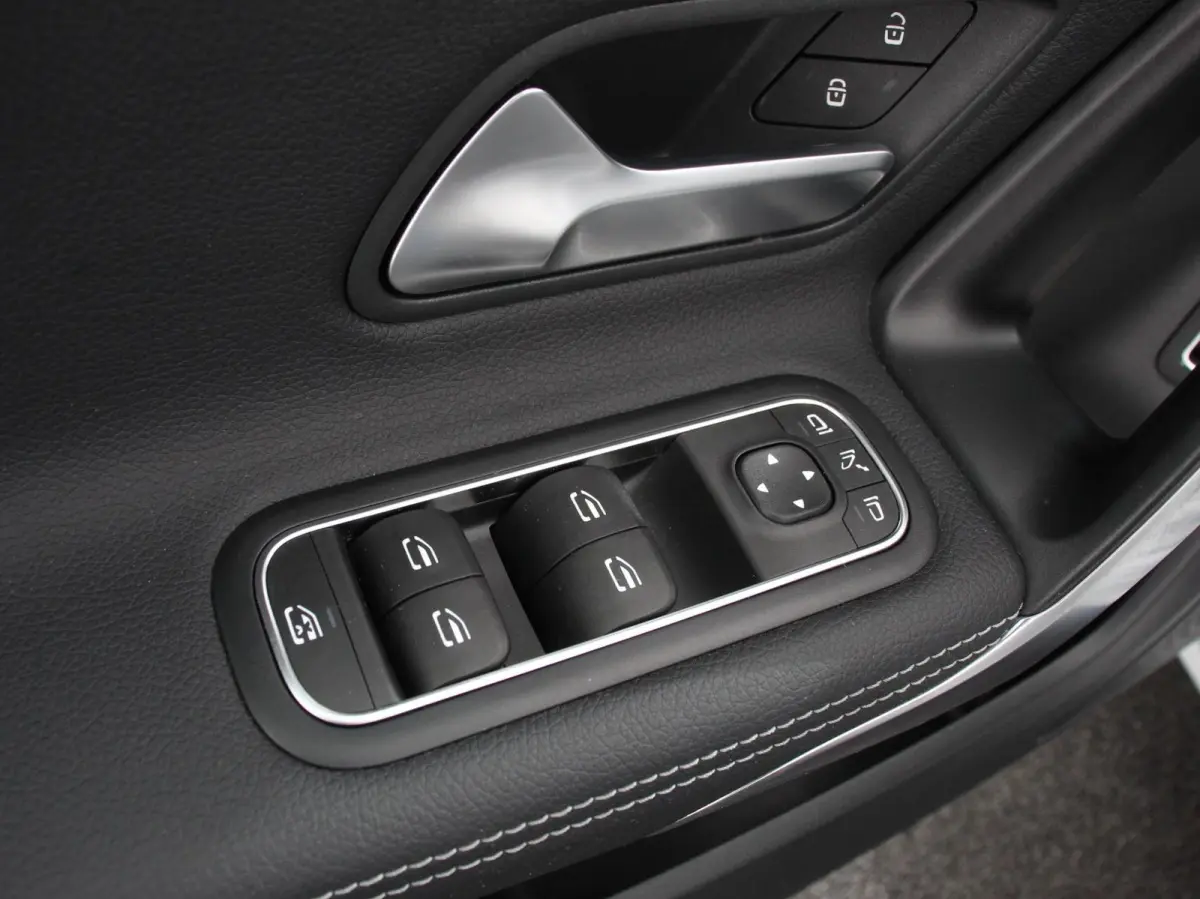 200 Progressive Premium Climate control Parkeersensoren Achteruitrij camera verwarmde voorstoelen Navigatie Cruise control Lane assist LED