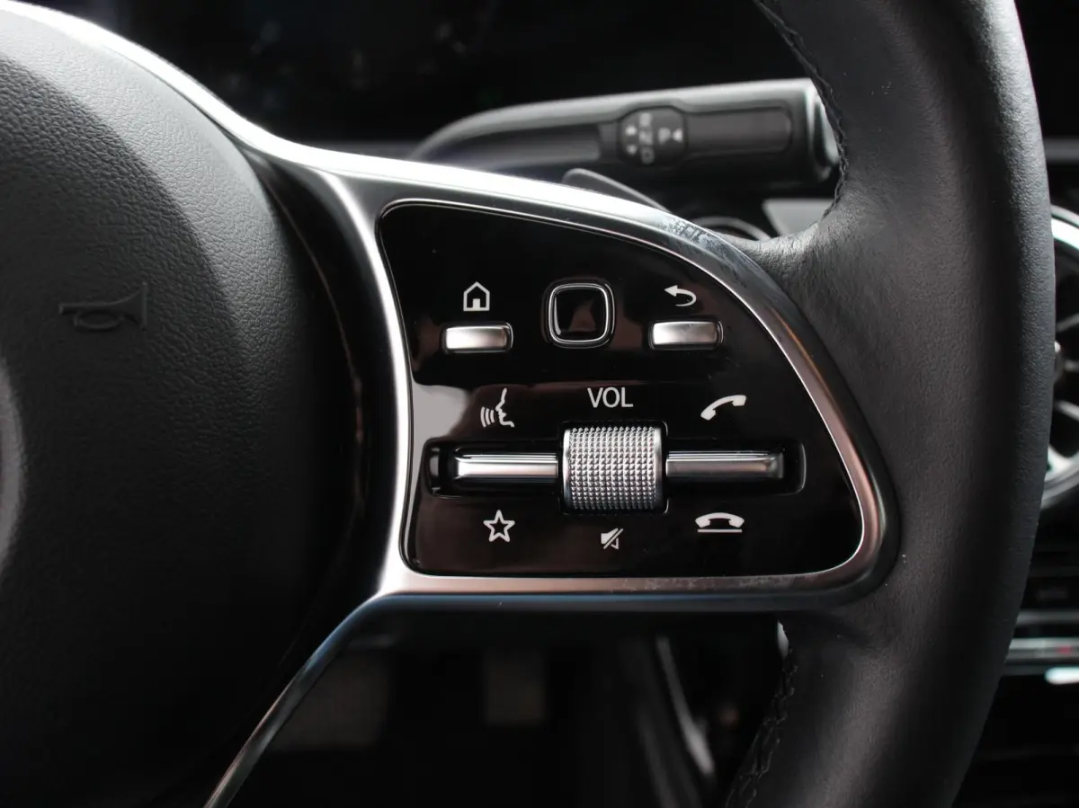 200 Progressive Premium Climate control Parkeersensoren Achteruitrij camera verwarmde voorstoelen Navigatie Cruise control Lane assist LED