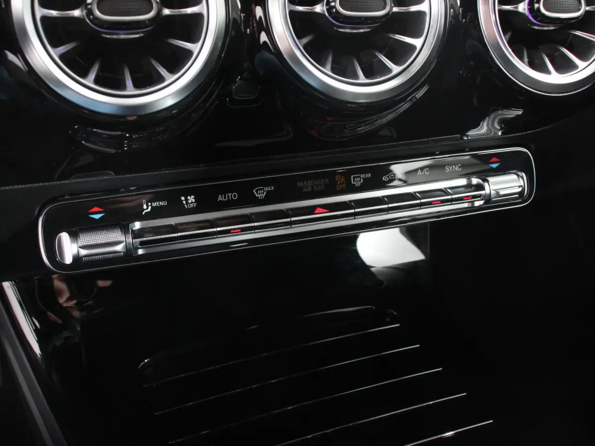 200 Progressive Premium Climate control Parkeersensoren Achteruitrij camera verwarmde voorstoelen Navigatie Cruise control Lane assist LED