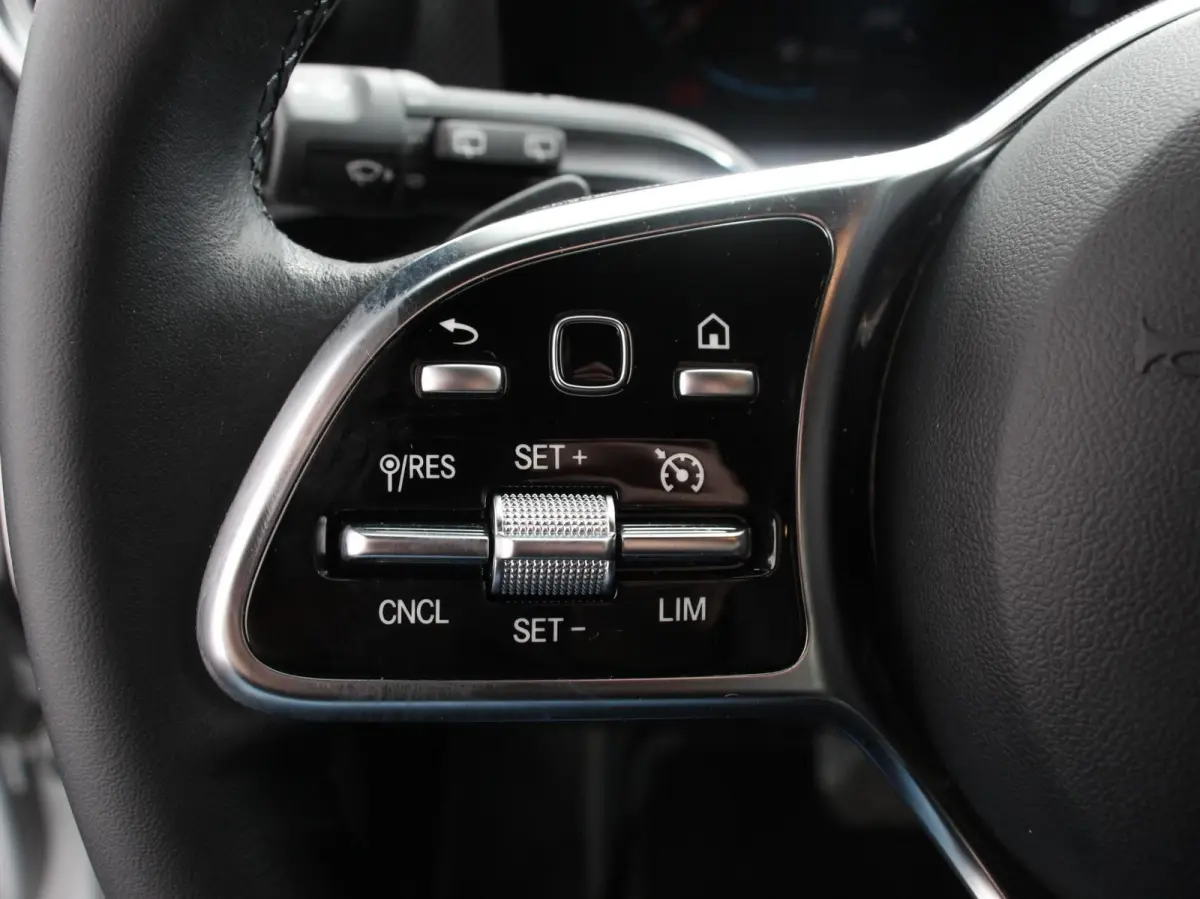 200 Progressive Premium Climate control Parkeersensoren Achteruitrij camera verwarmde voorstoelen Navigatie Cruise control Lane assist LED
