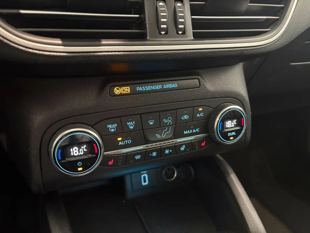 1.0 EcoBoost ST Line Business STOEL - STUUR - VOORRUIT VERWARMING | VOOR EN ACHTER SENSOREN | APPLE CARPLAY | TREKHAAK