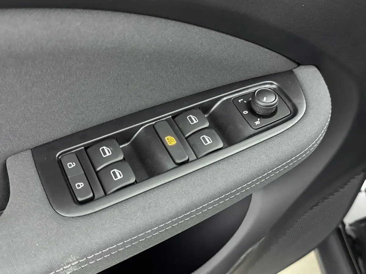 Design 37.3 kWh | VOORRAADDEAL! | Direct leverbaar | Metallic Black (enkel uit voorraad leverbaar) | Navigatie | Achteruitrijcamera | Panorama dak