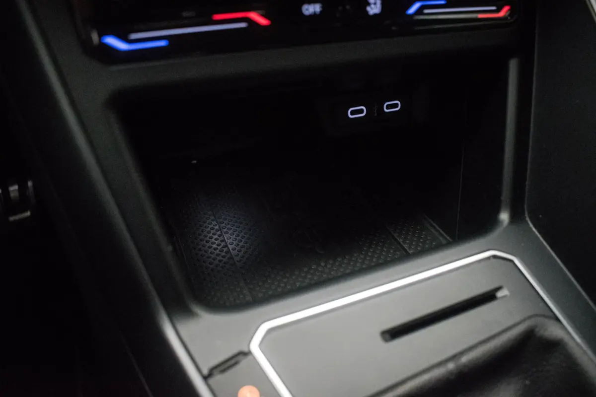 1.0 TSI R-LINE NL-auto [ IQ Light Stoelverwarming Virtual Cockpit Alcantara Adaptive Cruise Control Lane Assist ]