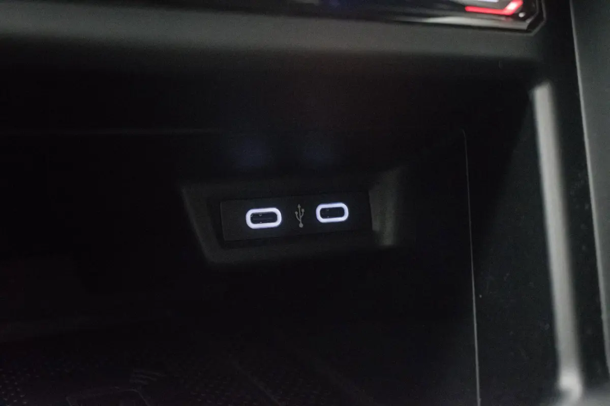 1.0 TSI R-LINE NL-auto [ IQ Light Stoelverwarming Virtual Cockpit Alcantara Adaptive Cruise Control Lane Assist ]