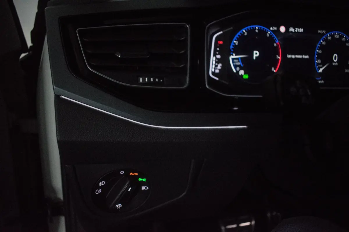 1.0 TSI R-LINE NL-auto [ IQ Light Stoelverwarming Virtual Cockpit Alcantara Adaptive Cruise Control Lane Assist ]