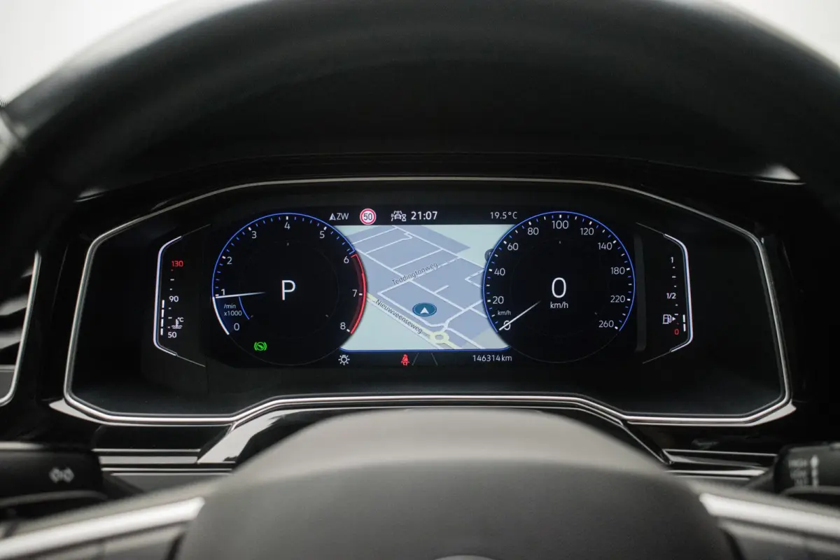 1.0 TSI R-LINE NL-auto [ IQ Light Stoelverwarming Virtual Cockpit Alcantara Adaptive Cruise Control Lane Assist ]