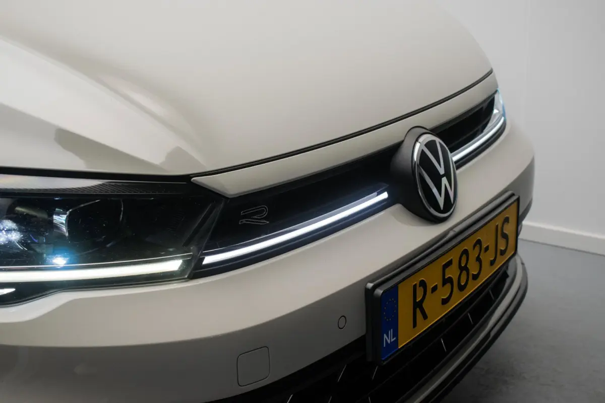 1.0 TSI R-LINE NL-auto [ IQ Light Stoelverwarming Virtual Cockpit Alcantara Adaptive Cruise Control Lane Assist ]