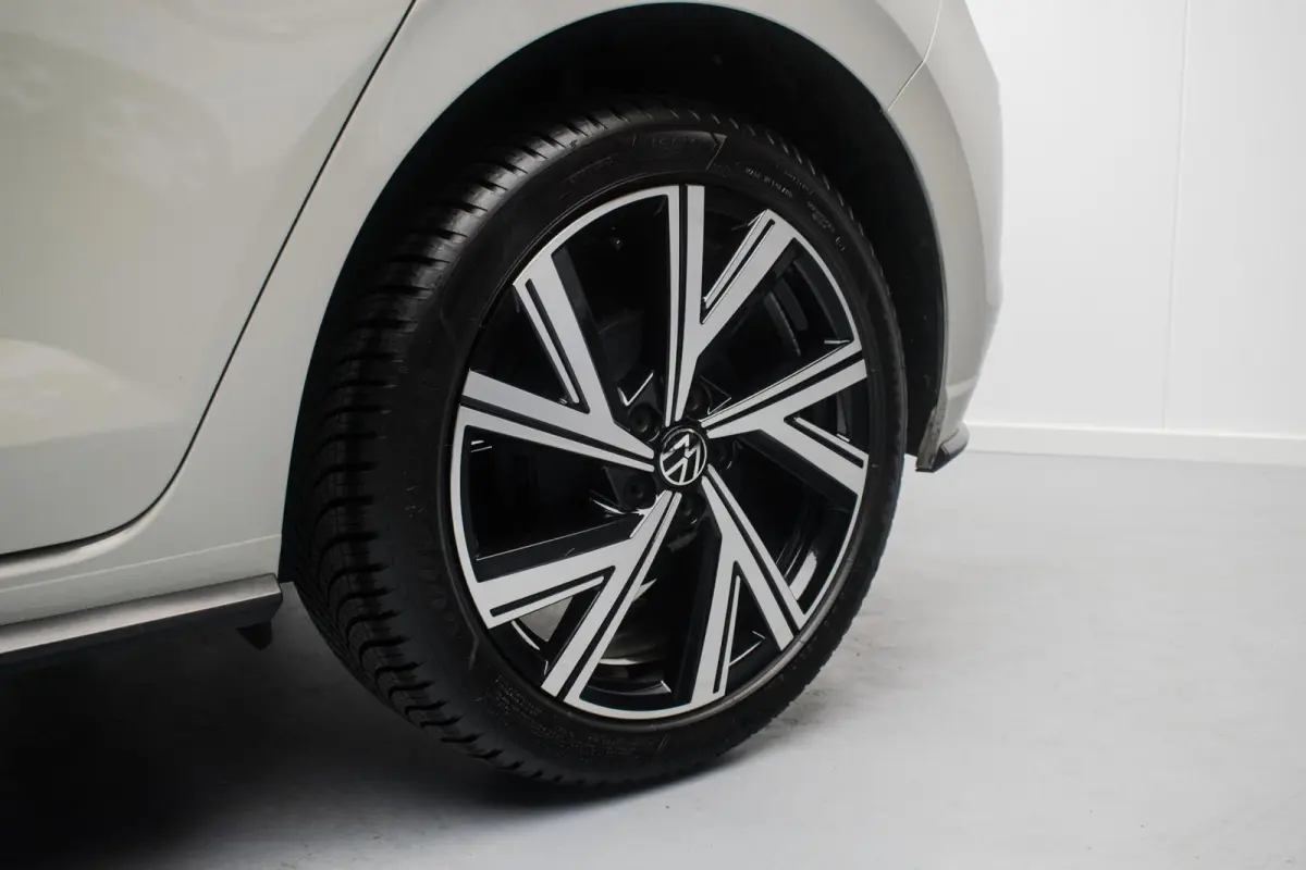 1.0 TSI R-LINE NL-auto [ IQ Light Stoelverwarming Virtual Cockpit Alcantara Adaptive Cruise Control Lane Assist ]