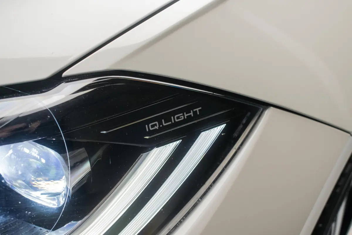 1.0 TSI R-LINE NL-auto [ IQ Light Stoelverwarming Virtual Cockpit Alcantara Adaptive Cruise Control Lane Assist ]
