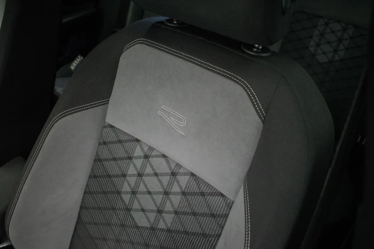 1.0 TSI R-LINE NL-auto [ IQ Light Stoelverwarming Virtual Cockpit Alcantara Adaptive Cruise Control Lane Assist ]