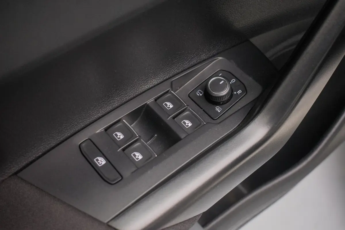 1.0 TSI R-LINE NL-auto [ IQ Light Stoelverwarming Virtual Cockpit Alcantara Adaptive Cruise Control Lane Assist ]