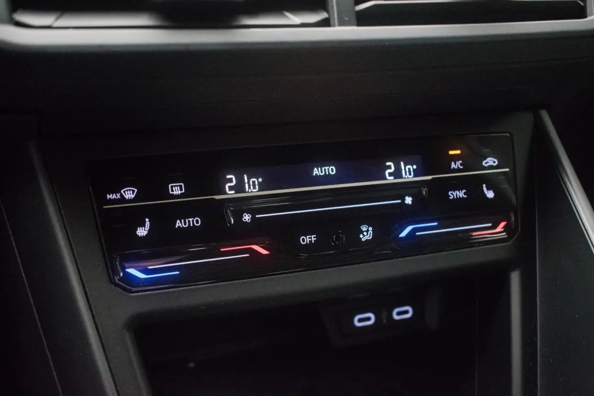 1.0 TSI R-LINE NL-auto [ IQ Light Stoelverwarming Virtual Cockpit Alcantara Adaptive Cruise Control Lane Assist ]