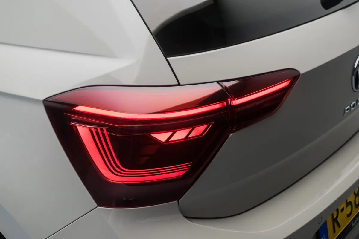 1.0 TSI R-LINE NL-auto [ IQ Light Stoelverwarming Virtual Cockpit Alcantara Adaptive Cruise Control Lane Assist ]