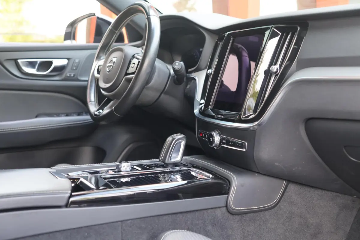T6 Recharge AWD R-Design