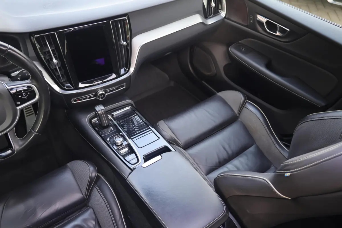 T6 Recharge AWD R-Design