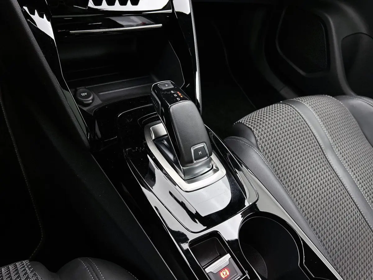 1.2 130pk GT-Line Automaat | Trekhaak | Navigatie | Adaptieve Cruise Control | Camera | Dodehoekdetectie | Climate Control | LED | 17"LMV |