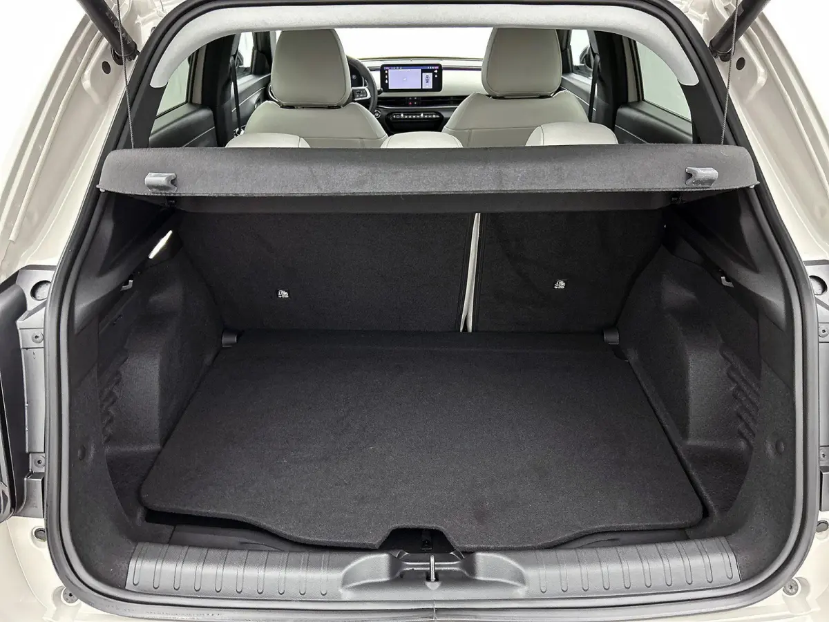 156pk La Prima 54 kWh Automaat | 3 Fase | Elektrische Achterklep | Elektrische Bestuurdersstoel met Massage | Navigatie | Climate Control | Adaptieve Cruise Control | 18" LMV | Achteruitrijc