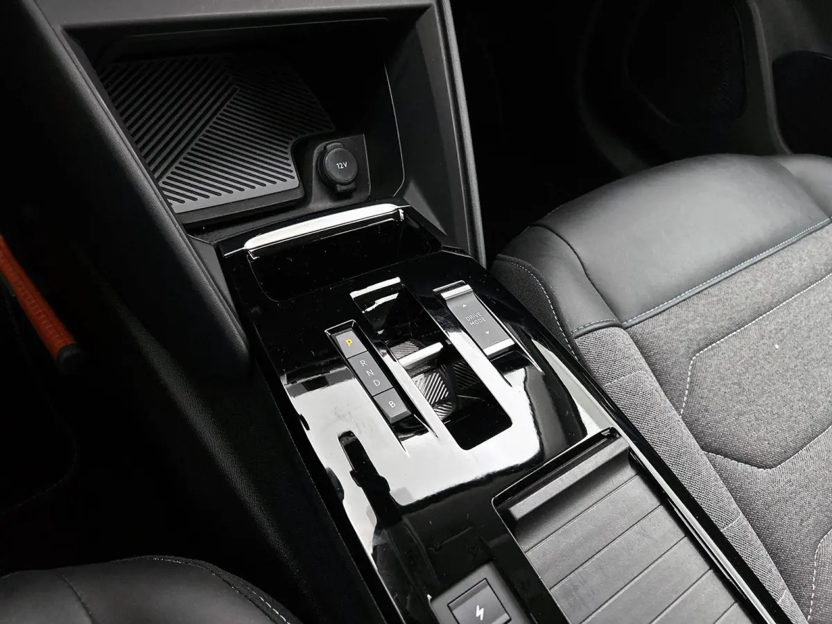 136pk Feel 50 kWh Automaat | 1ste Eigenaar | Apple Carplay/Android Auto | Adaptieve Cruise Control | Climate Control | Full-LED | 17"LMV | Camera |