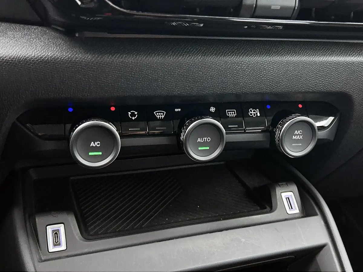 136pk Feel 50 kWh Automaat | 1ste Eigenaar | Apple Carplay/Android Auto | Adaptieve Cruise Control | Climate Control | Full-LED | 17"LMV | Camera |