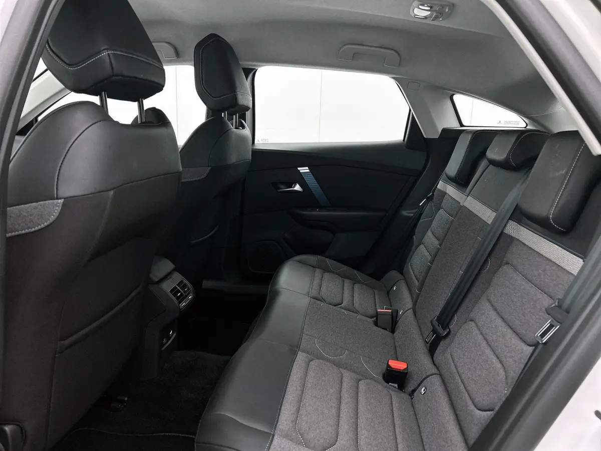 136pk Feel 50 kWh Automaat | 1ste Eigenaar | Apple Carplay/Android Auto | Adaptieve Cruise Control | Climate Control | Full-LED | 17"LMV | Camera |