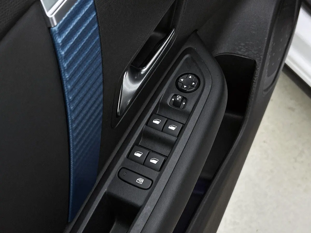 136pk Feel 50 kWh Automaat | 1ste Eigenaar | Apple Carplay/Android Auto | Adaptieve Cruise Control | Climate Control | Full-LED | 17"LMV | Camera |