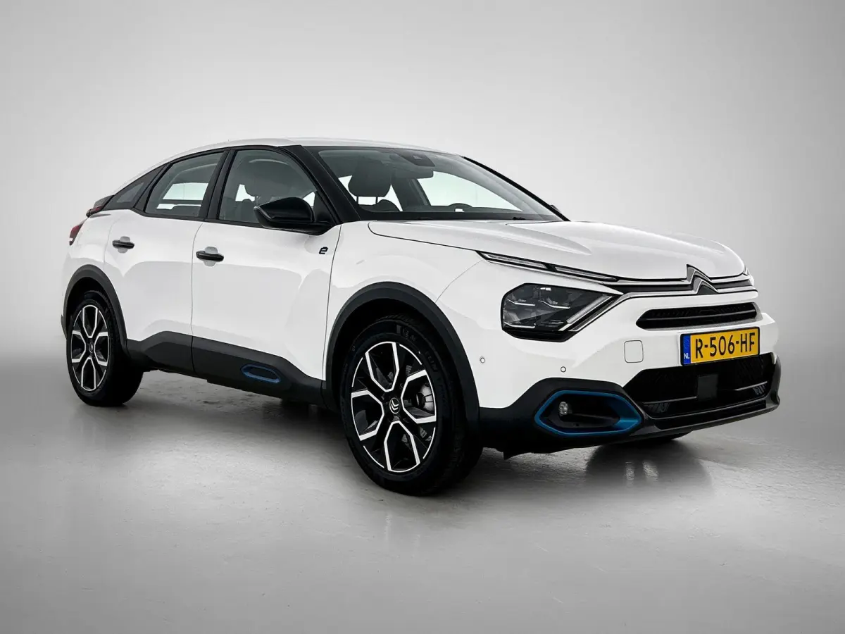 136pk Feel 50 kWh Automaat | 1ste Eigenaar | Apple Carplay/Android Auto | Adaptieve Cruise Control | Climate Control | Full-LED | 17"LMV | Camera |