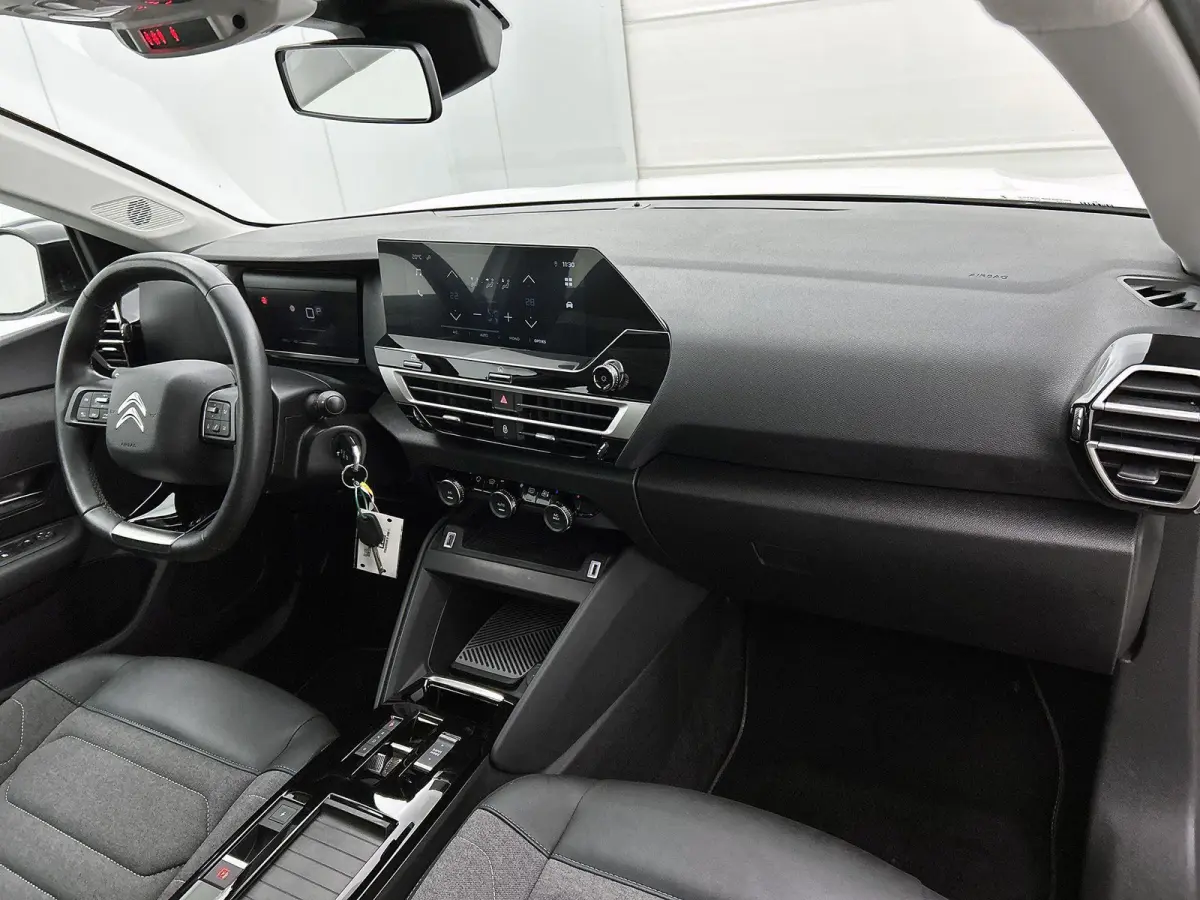 136pk Feel 50 kWh Automaat | 1ste Eigenaar | Apple Carplay/Android Auto | Adaptieve Cruise Control | Climate Control | Full-LED | 17"LMV | Camera |