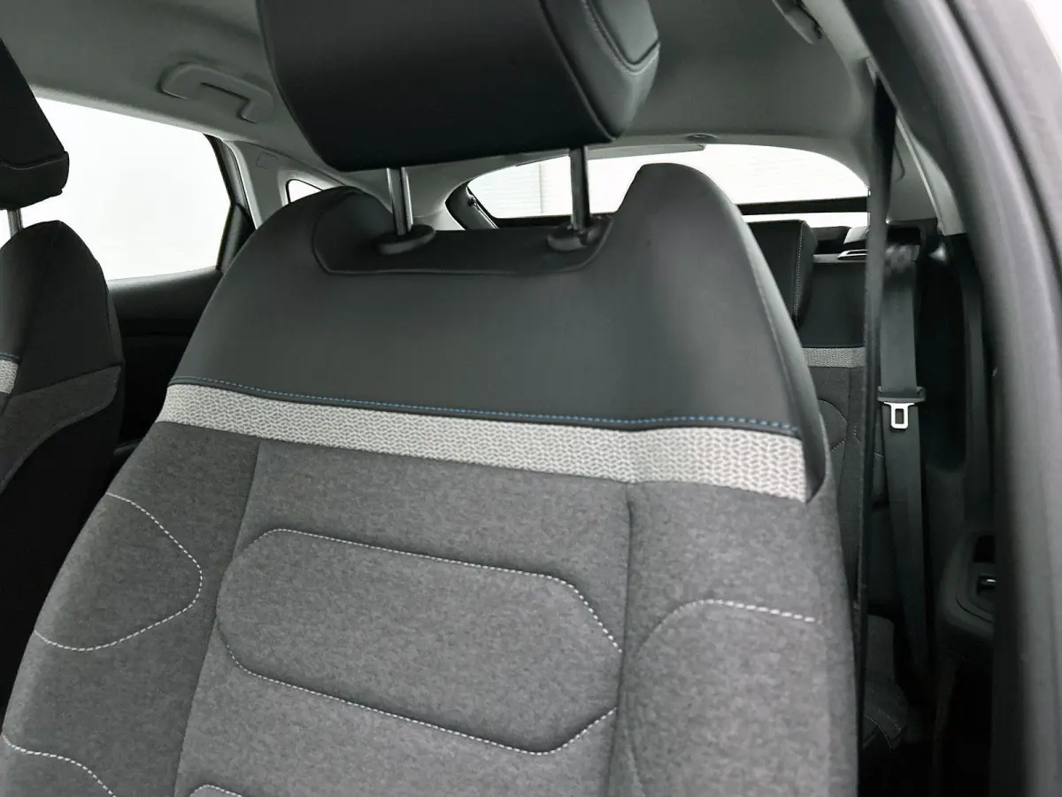 136pk Feel 50 kWh Automaat | 1ste Eigenaar | Apple Carplay/Android Auto | Adaptieve Cruise Control | Climate Control | Full-LED | 17"LMV | Camera |