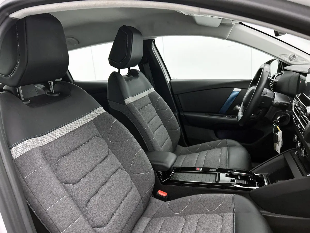 136pk Feel 50 kWh Automaat | 1ste Eigenaar | Apple Carplay/Android Auto | Adaptieve Cruise Control | Climate Control | Full-LED | 17"LMV | Camera |