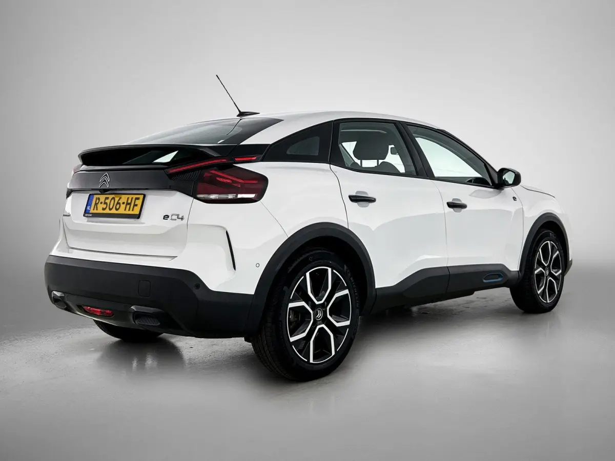 136pk Feel 50 kWh Automaat | 1ste Eigenaar | Apple Carplay/Android Auto | Adaptieve Cruise Control | Climate Control | Full-LED | 17"LMV | Camera |