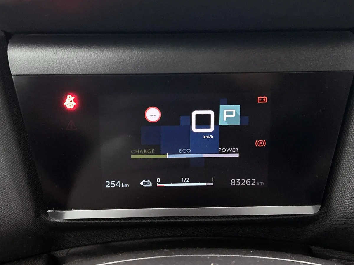 136pk Feel 50 kWh Automaat | 1ste Eigenaar | Apple Carplay/Android Auto | Adaptieve Cruise Control | Climate Control | Full-LED | 17"LMV | Camera |