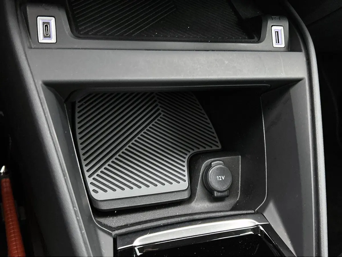 136pk Feel 50 kWh Automaat | 1ste Eigenaar | Apple Carplay/Android Auto | Adaptieve Cruise Control | Climate Control | Full-LED | 17"LMV | Camera |